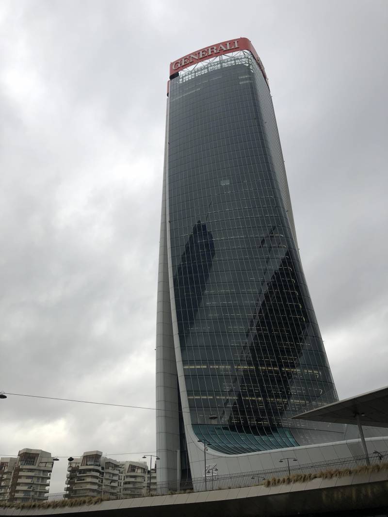 Torre generali a citylife con cielo nuvoloso