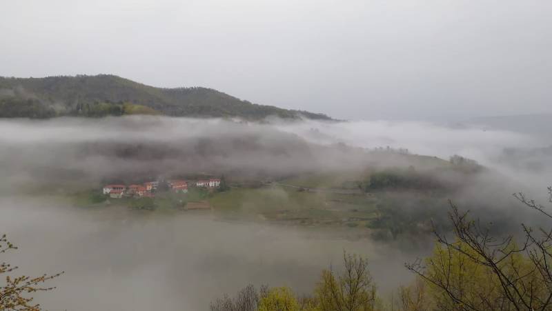 Vista su borgo moncalvo nella pioggia e nebbia aprile 2019