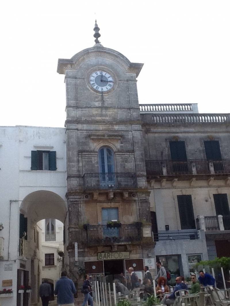 Piazza vittorio emanuele a cisternino