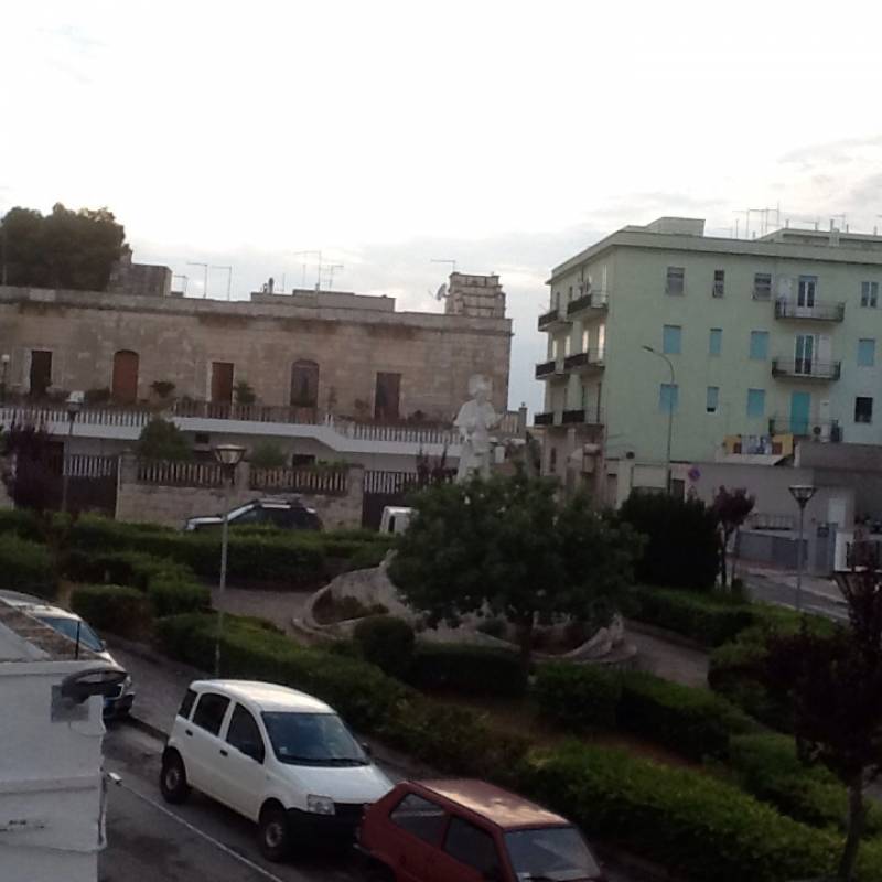 Tramonto sulla piazza san giovanni bosco a cisternino