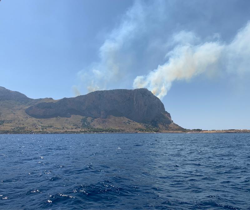 La riserva dello zingaro in fiamme sopra a punta s.vito da mare