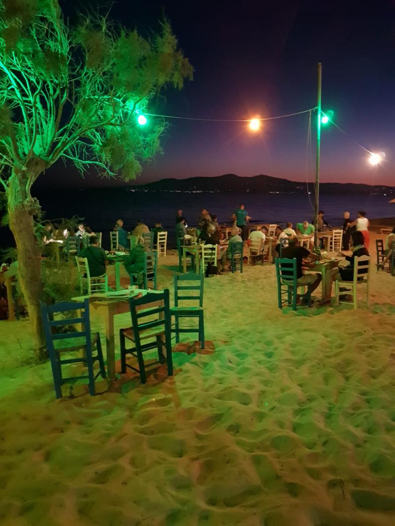 Mangiare in spiaggia plaka naxos