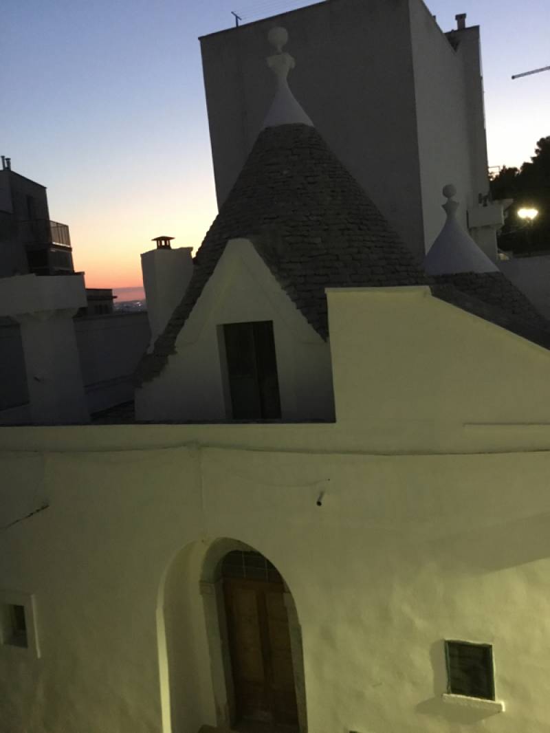 Tramonto in piazza san giovanni bosco a Cisternino