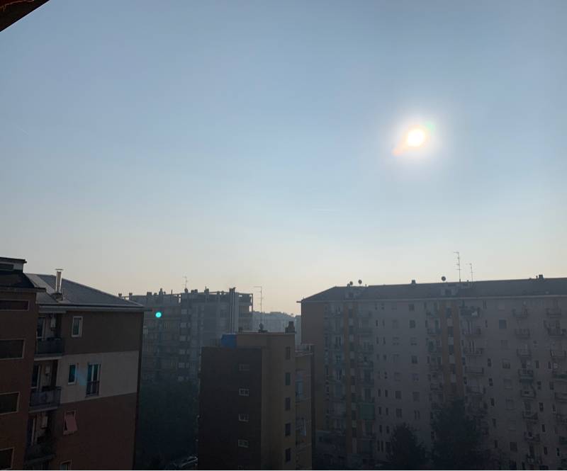 Sole dietro le nubi di smog