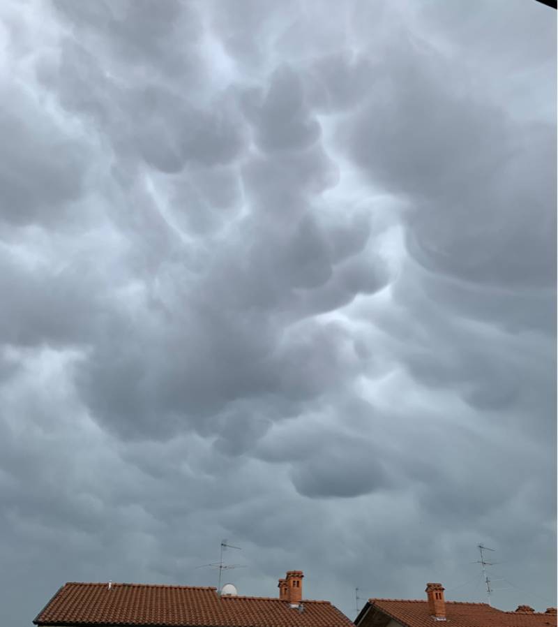 Mitologiche nuvole mammatus nel cielo di Ranica