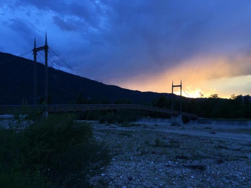 Il tramonto stupendo prima della pioggia al lago di santa croce