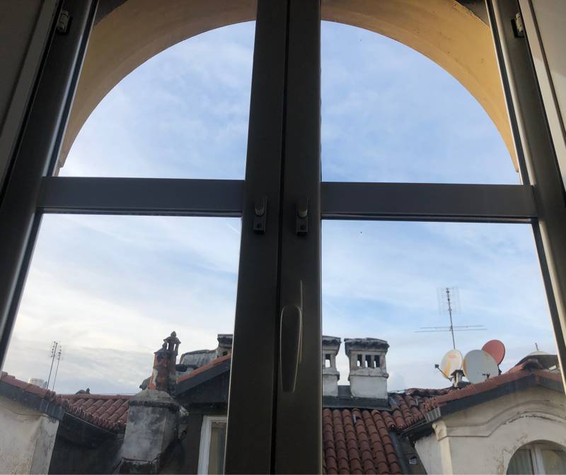 Cielo azzurro e qualche nuvola su via garibaldi