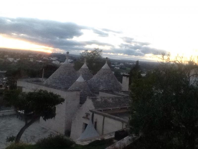 Trulli in valle d'itria a cisterninopost tramonto.