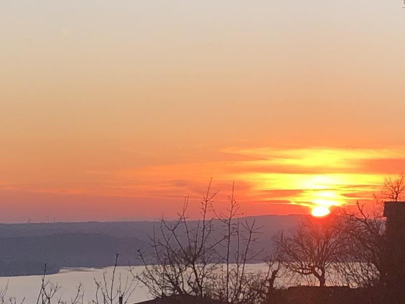 Tramonto da montefiascone sul lago di bolsena