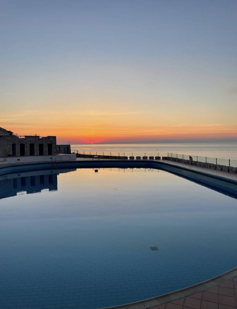 Alba di giugno dalla piscina della zinzulusa