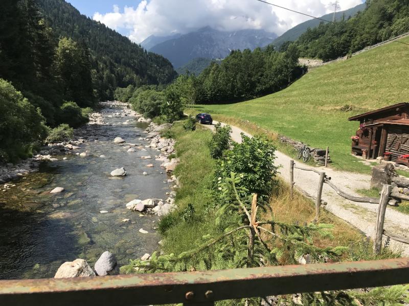 Passeggiata lungo il fiume serio
