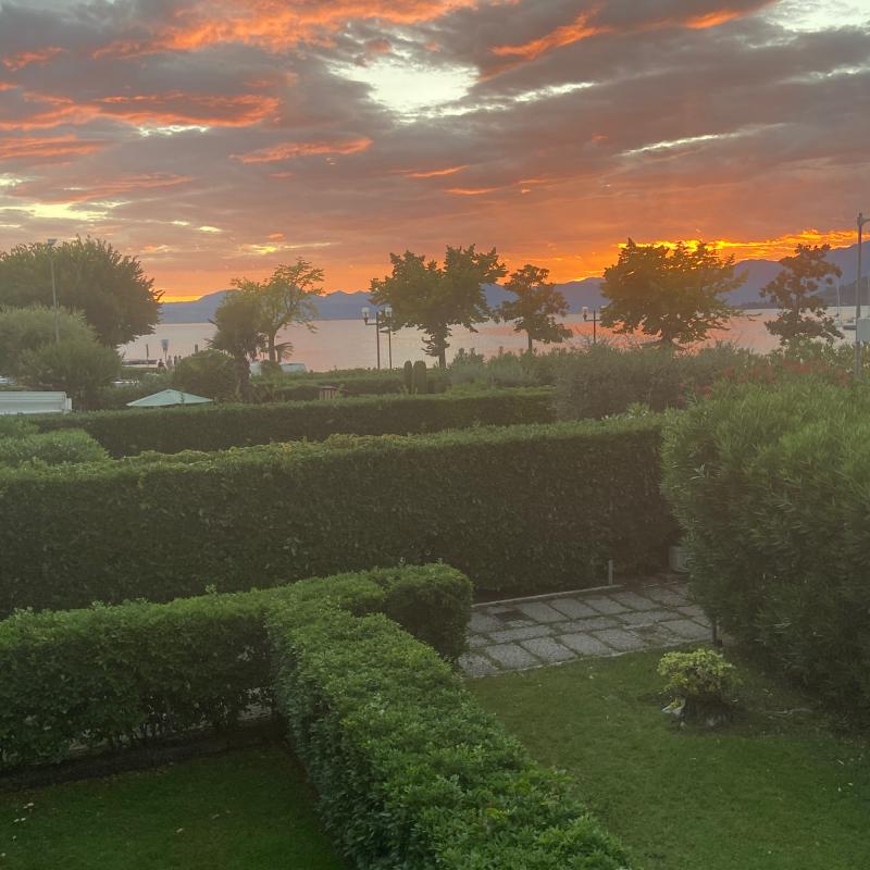 Tramonto a Bardolino oggi domenica 18 luglio 2021