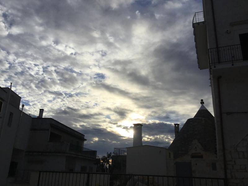 Nuvoloso ore 1730 a cisternino