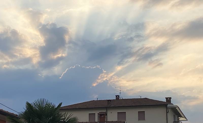 raggi di sole dietro le nuvole. n. b.