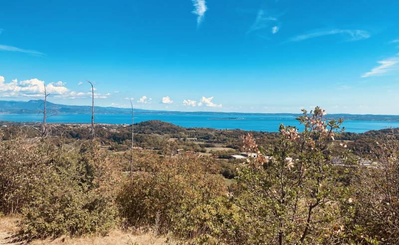 veduta del lago di garda e sirmione
