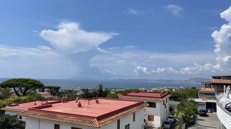 strana formazione nuvolosa sul golfo