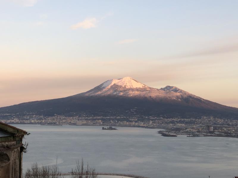 Vesuvio bianco nellalba di Castellammare di Stabia