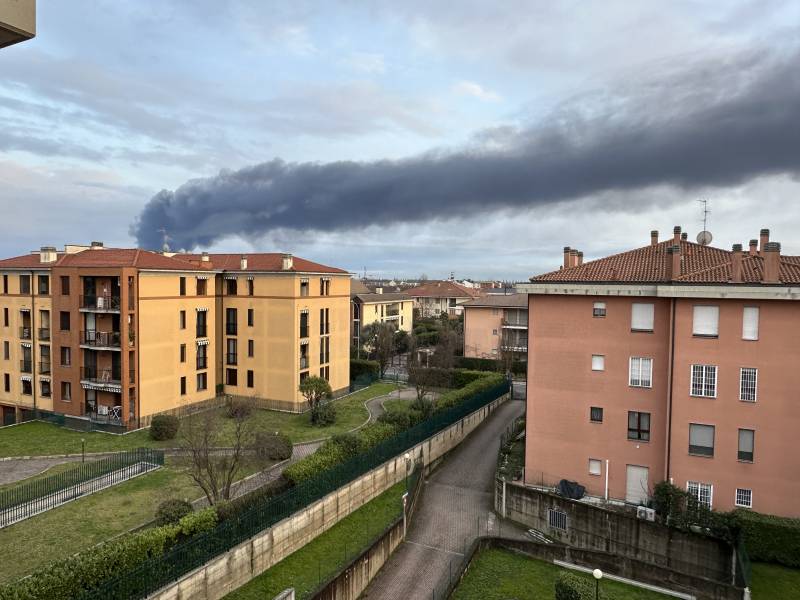 colonna di fumo nel cielo da truccazzano