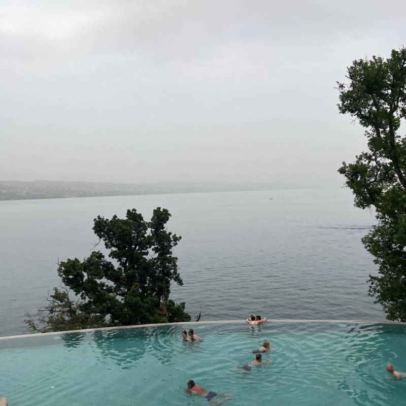Pioggia su fiume rijeka vista da Abbazia