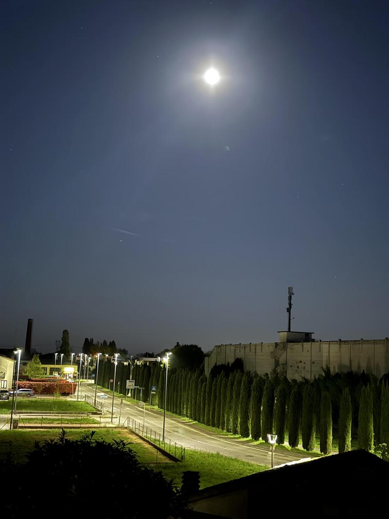 luna al cimitero