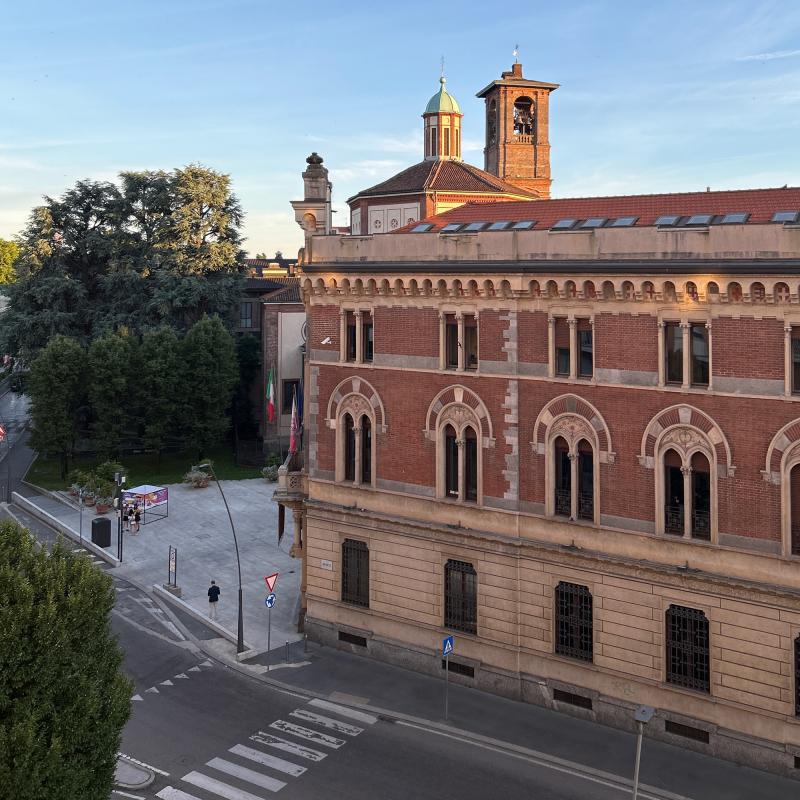Largo franco tosi vista su basilica di san magno e comune