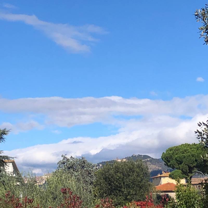 Cortona. cielo abbastanza limpido. vento moderato. temperature miti.