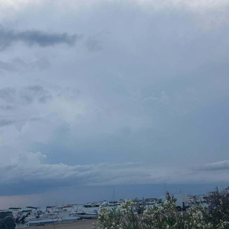 Nuvoloso con temporale in mare