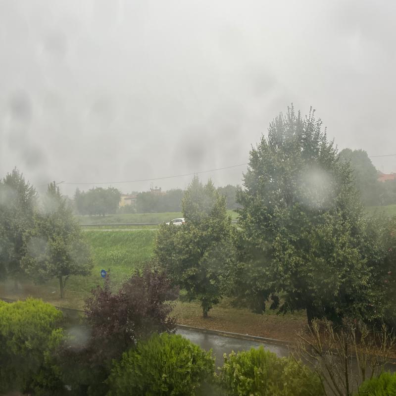 Temporale inaspettato e benvenuto lungargine scaricatore
