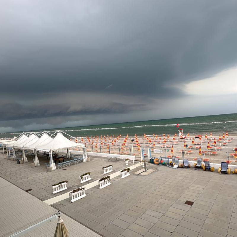 Sta fulminando a breve distanza e ce' molto vento