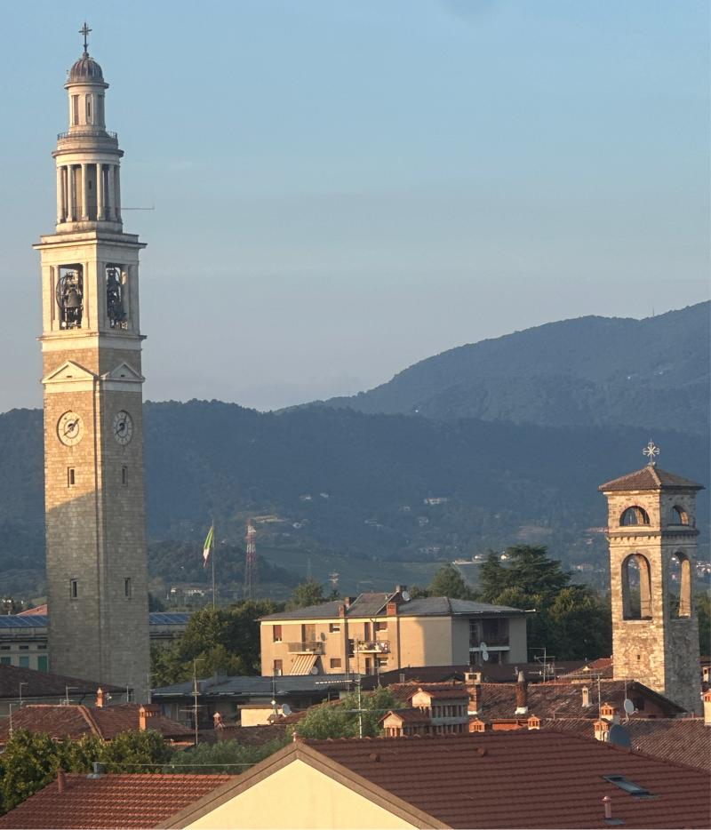 Seriate il tramonto illumina i campanili