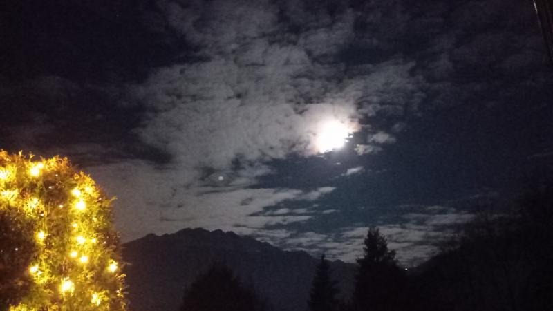 la luna piena all' alba si nasconde dietro le nubi