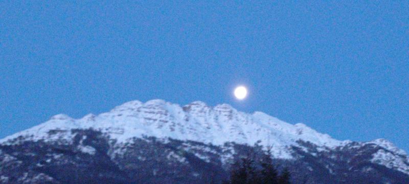 la luna all' alba sul resegone