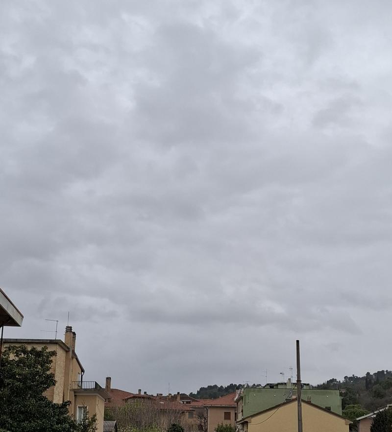 molto nuvoloso e vento..ora non piove....e' tornato il freddo