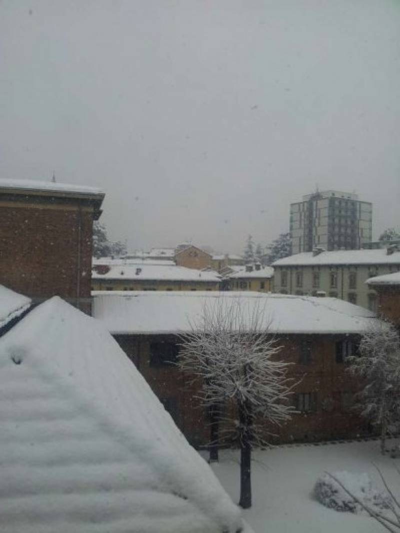 la neve continua a cadere inesorabile a Monza