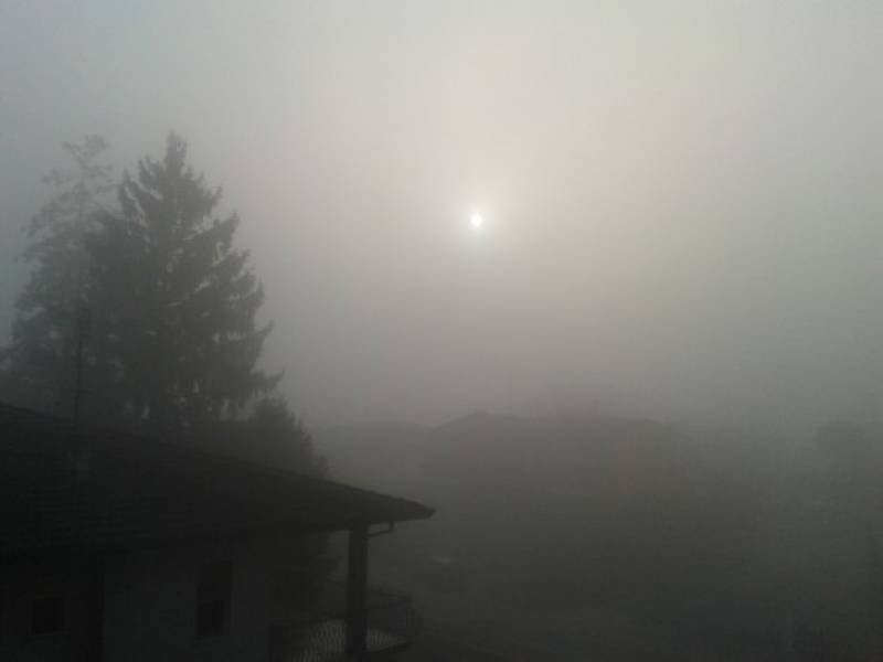 sole attraverso la nebbia
