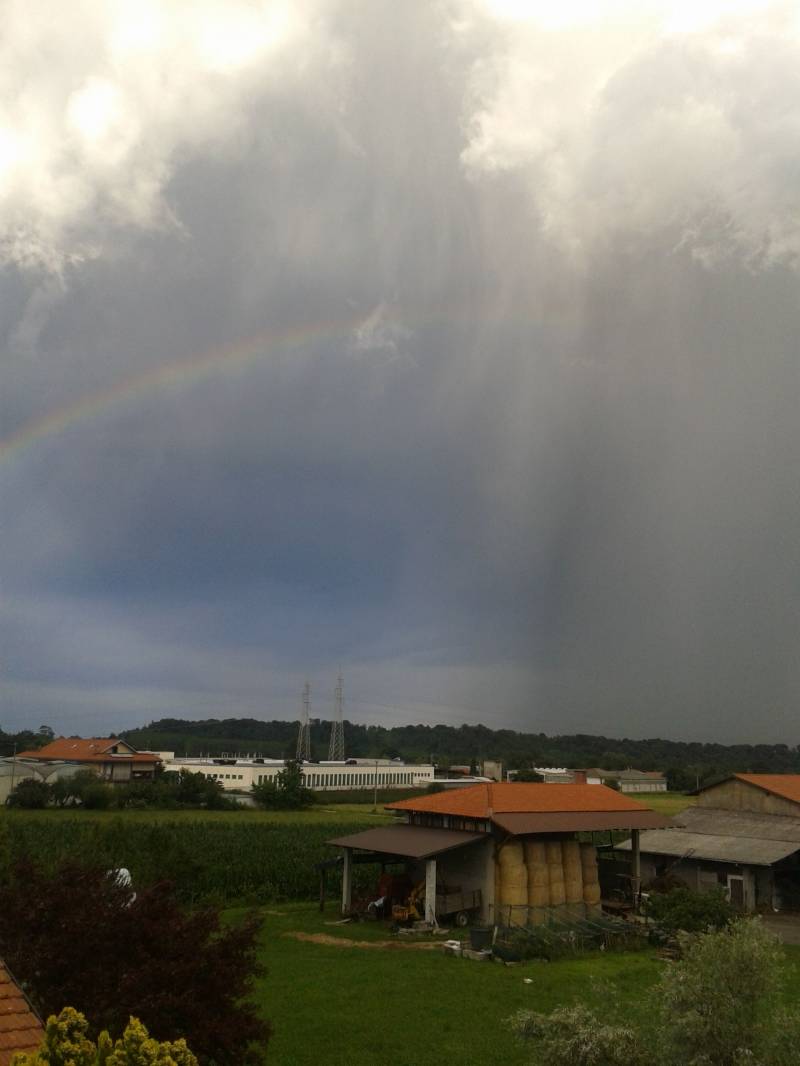 rovescio temporalesco con arcobaleno