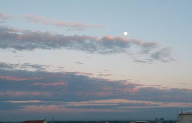 Tramonto e luna quasi piena