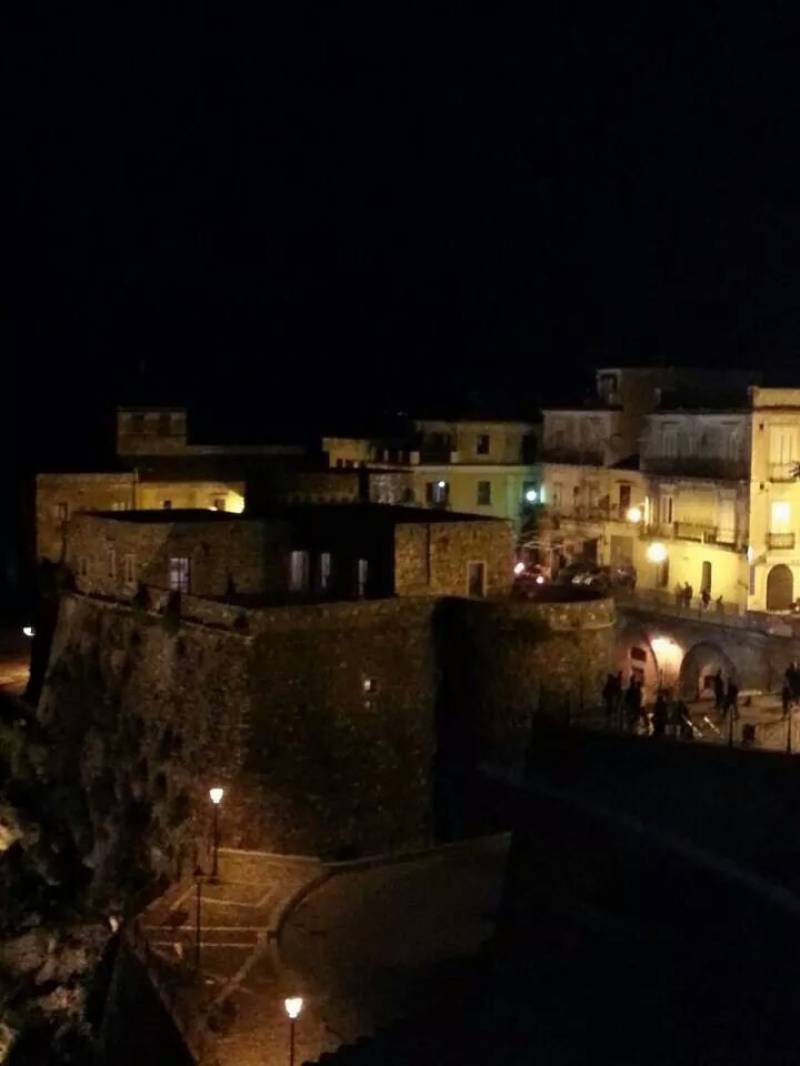 Pizzo by night