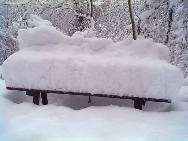 la panchina con la neve