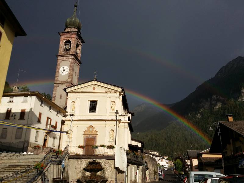 chiesa e arcobaleni
