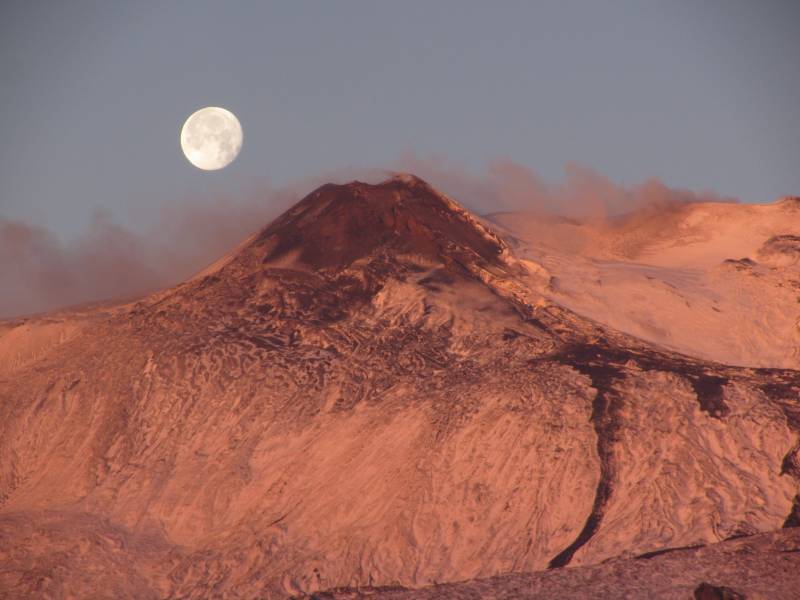 Tramonto della luna sui crateri sommitali dell'Etna visto da Giarre