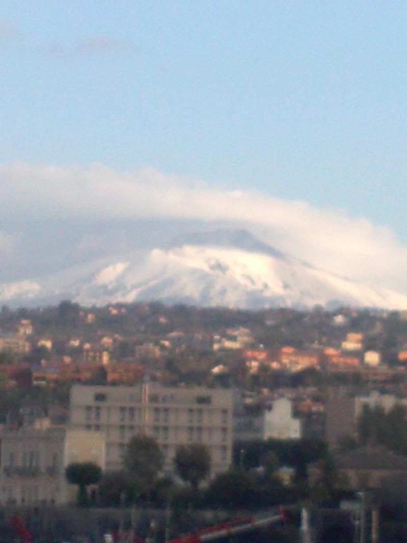 l' Etna vista da ognina il giorno di Pasqua Catania