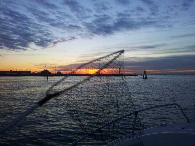 Ritorno dal pesca al tramonto