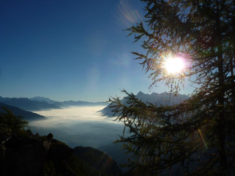 Alba sulla Valle d'Aosta sopra le nuvole
