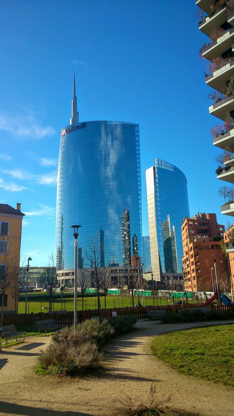 Milano Torre UniCredit in un limpido mattino di sole