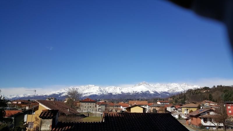 le Alpi imbiancate con bufere di vento in quota