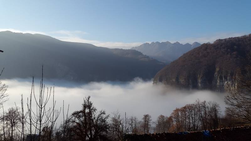 la valle dell'Enna coperta dalle nuvole