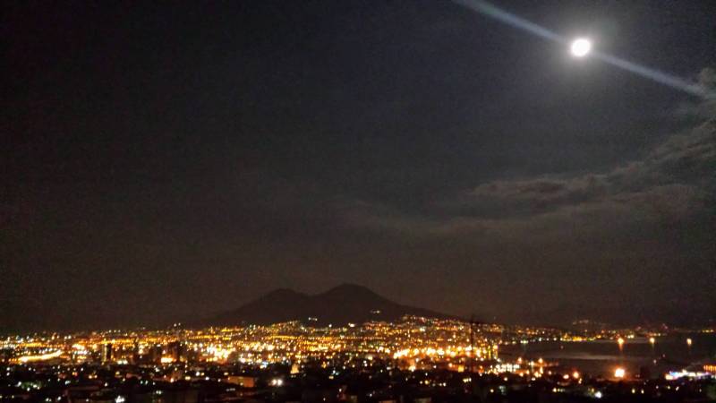 Napoli in notturna