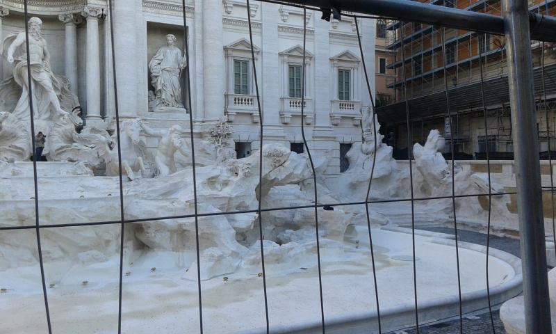 fontana di Trevi ingabbiata 