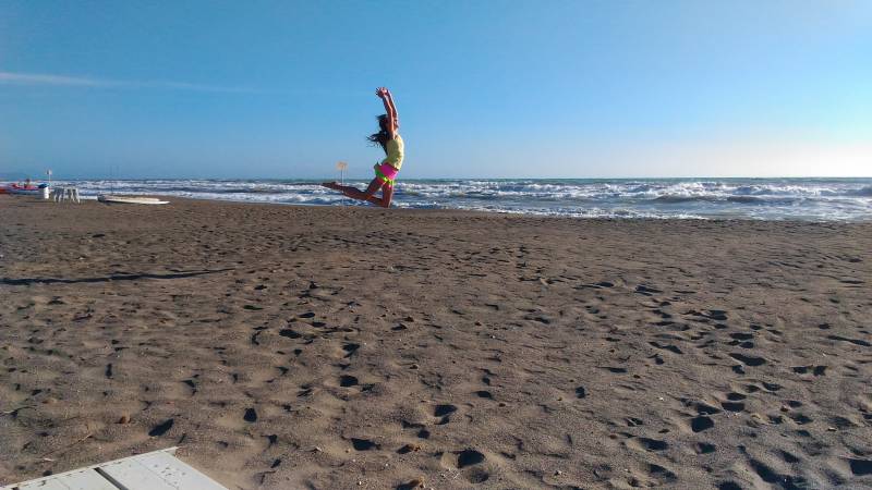 ballerina in spiaggia